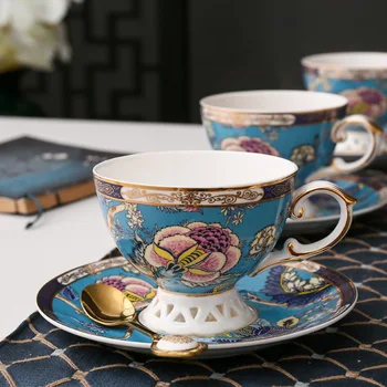 Kaula porcelāna kafijas tasi Eiropas luksusa stila mājās angļu pēcpusdienas tēju komplekts sarkanā tējas tase un apakštase kausa turku kafijas tases